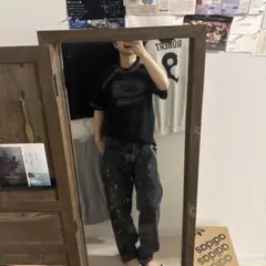 ロゴ入り黒Tシャツ