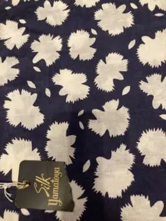 Yamatoya花柄 綿70%麻30% ネイビー/ホワイト110cmx1m