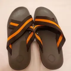 コンフォートサンダル 黒とオレンジストライプ