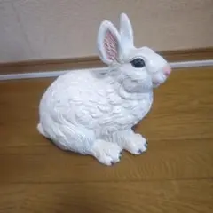 白いウサギの陶器置物