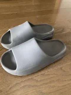 yeezy slide サンダル
