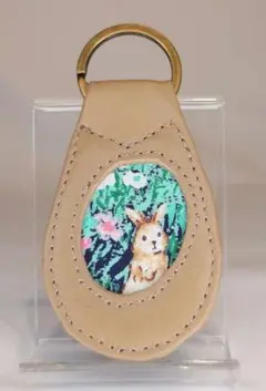 ♥ハンドメイド♥ベージュ色牛革　うさぎイラストのレザーキーリング