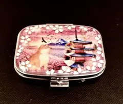 ハンドメイドピルケース(満開の桜の都と柴犬)