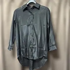 黒の光沢感のある長袖シャツ