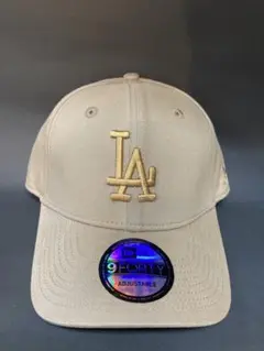 New Era LA ロゴ Beige色Gold刺繍キャップ男女用フリーサイズ