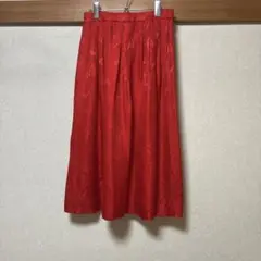 赤いシルクのスカート
