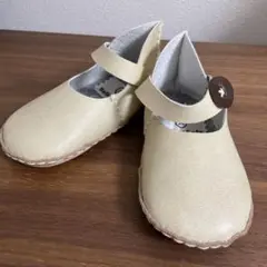 Belle & Sofa ボタン付きベビーシューズ クリーム色