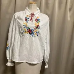 ハンガリー花柄刺繍 ホワイトシャツ
