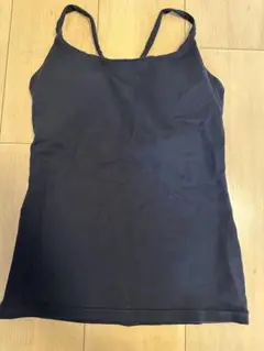 黒いストラップ付きタンクトップ