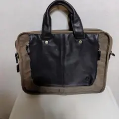 本革仕様のビジネスバッグ。