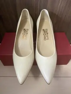 フェラガモ パンプス　未使用品　9B
