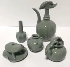 中国宋時代青磁お茶碗と明時代染付小壺 中国宋時代青磁お茶碗と明時代染付小壺