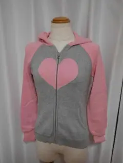 【映えるお買い得品!】 舞台衣装や発表会に!パッと目を引く羽付き赤いセーター