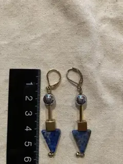 作家:ciita 青色三角形チャームのピアス