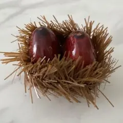 ストローの巣に赤い卵の置物
