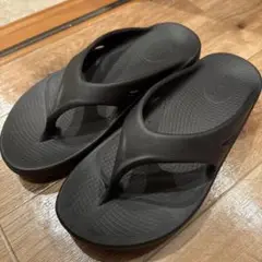 OOFOS ブラック リカバリーサンダル26