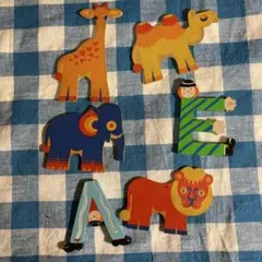木製の動物　キリン、ラクダ、ゾウ、ライオンとAとE