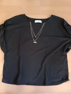 ブラック 半袖Tシャツ 飾りネックレス付き