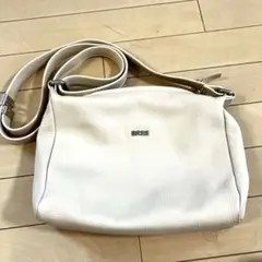 BREE ホワイトレザー ショルダーバッグ