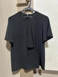 黒の半袖シャツ タックデザイン