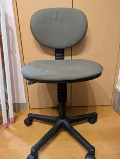 シンプルなグレーのオフィスチェア【引取り限定東京都】