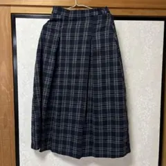 ネイビーとグレーのチェック柄プリーツスカート
