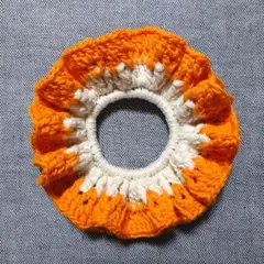 ハンドメイド オレンジとオフホワイトのフリルデザインシュシュ