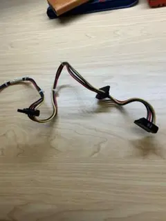 SATAケーブル 複数コネクタ ？