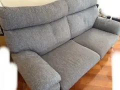 グレーの3人掛けソファ