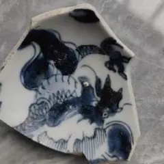 青い絵柄の陶器の破片