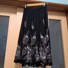 ' フレアスカート 黒とグレー 花柄 ひざ丈程度