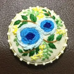 70.ハンドメイド 刺繍 ブローチ