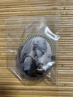 モノクロ写真のブローチ