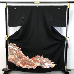黒留袖 地紙に花草模様 金駒刺繍 金彩 しつけ糸 KK-2193