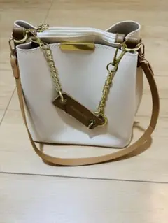 ホワイト 合成皮革 ハンドバッグ　ショルダーバッグ