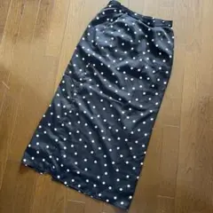 黒の水玉タイトロングスカート