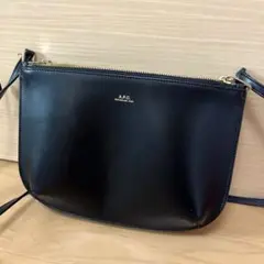A.P.C. ブラックレザーショルダーバッグ