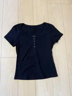 黒 ボタン付きクルーネック 半袖Tシャツ