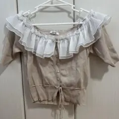 NICE CLAUP ナイスクラップ 肩パールオフィショルフリルニット ベージュ