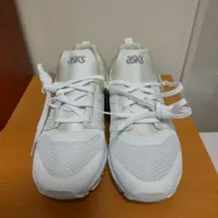 asics ホワイト ランニングシューズ　TQ6G3N