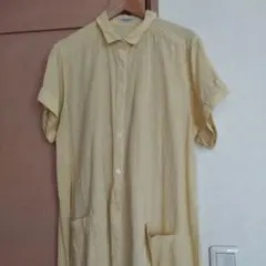 淡い黄色のシャツワンピース