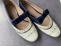 TORY BURCH ホワイト × ネイビー フラットシューズ エナメルリボン