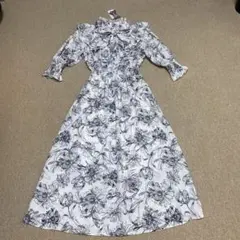 新品タグ付き　ワンピース　白地