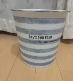 ストライプ柄ダストボックス