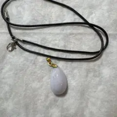 薄紫色の涙型ペンダントネックレス