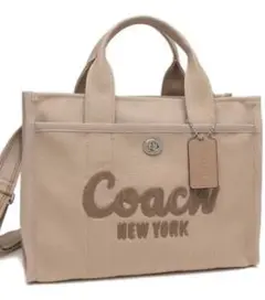 COACH コーチ　カーゴ トート34 ベージュ　めるるさん着用モデル