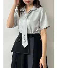 【NICOLE CLUB】ネクタイ付き2way刺繍ブラウス サックス