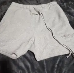 ESSENTIALS グレーショートパンツ