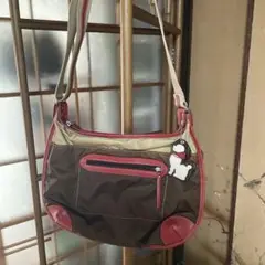 アツキ　オオニシのブラウン ショルダーバッグ 犬のチャーム付き