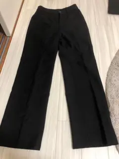 GU センタープレスカラーストレートパンツ　①